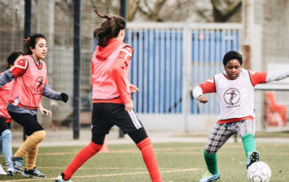Een modern kerstverhaal: Duitse voetbalbond DFB steunt Yezidimeisjes met Scoring for Girls