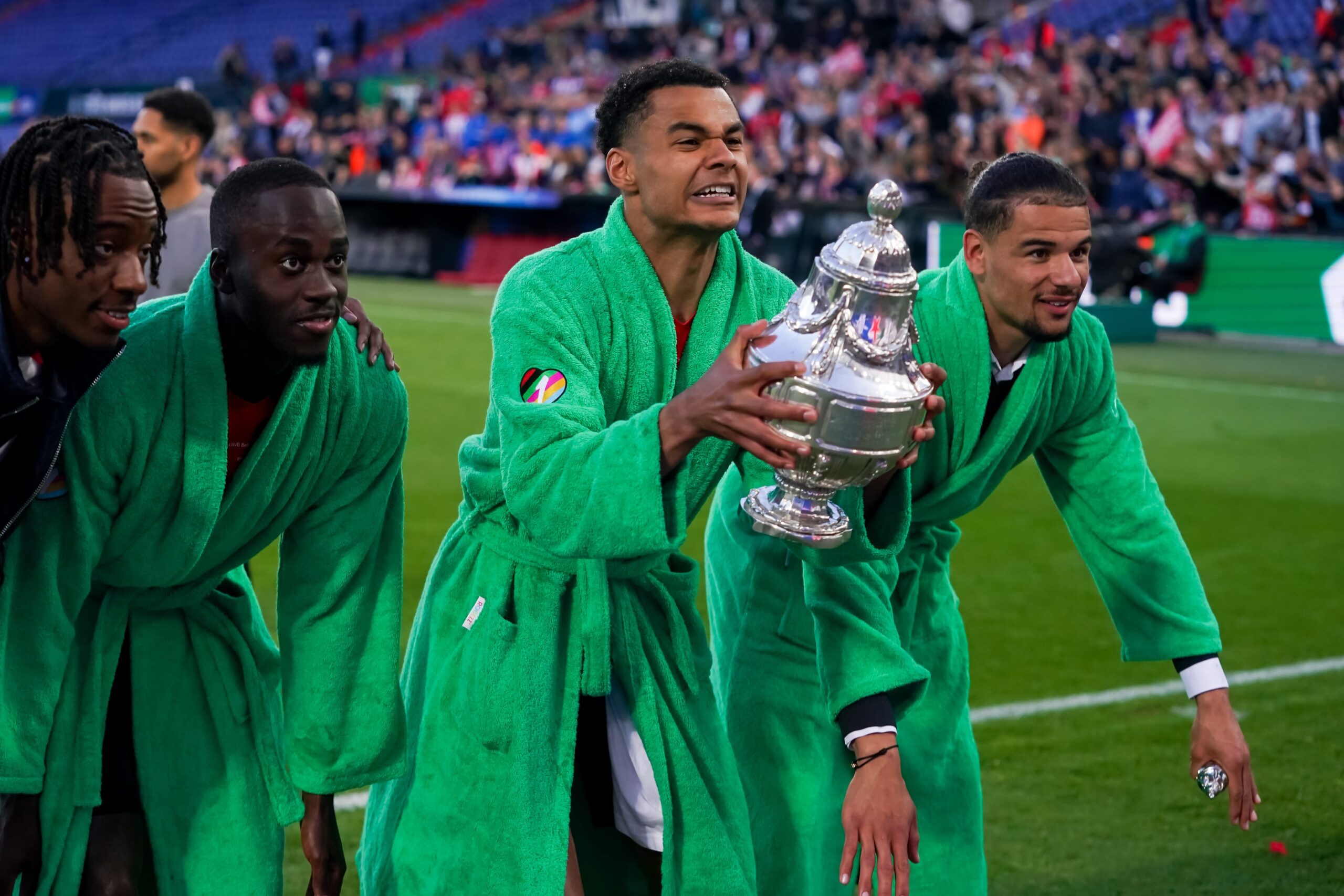 Buik Zenuwinzinking gesponsord PSV legt roest bij Ajax bloot - De Witte Duivel