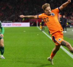 ‘Harder naar elkaar’, eist Koeman van Oranje