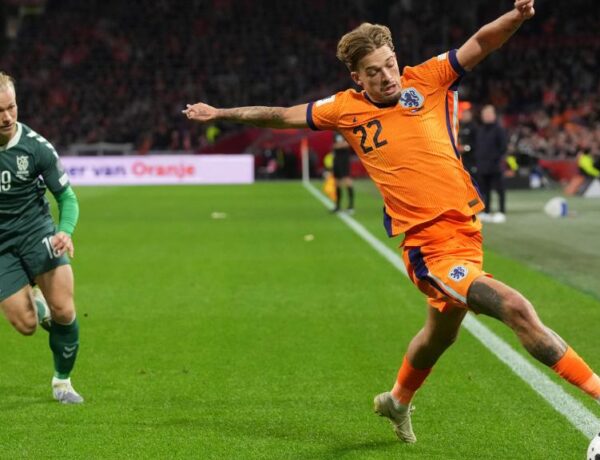 ‘Harder naar elkaar’, eist Koeman van Oranje